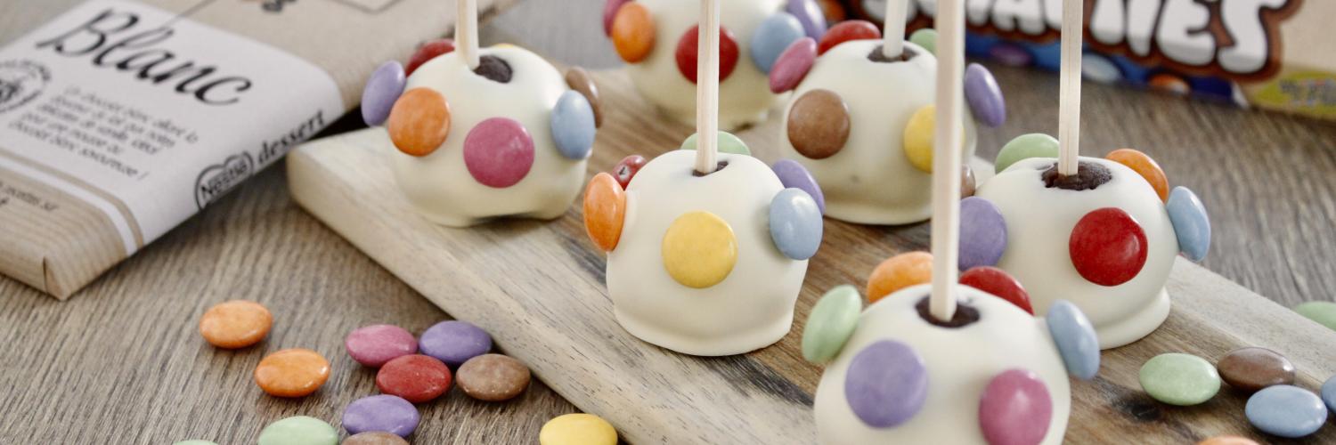 Pop cakes au chocolat blanc et aux smarties Pop cakes au chocolat blanc et aux smarties