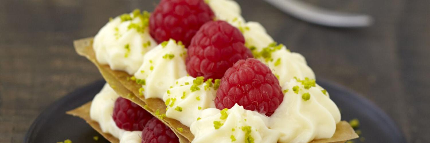 Millefeuilles au chocolat blanc, framboises et pistaches Millefeuilles au chocolat blanc, framboises et pistaches