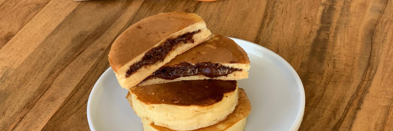 Pancakes fourrés à la pâte à tartiner Pancakes fourrés à la pâte à tartiner