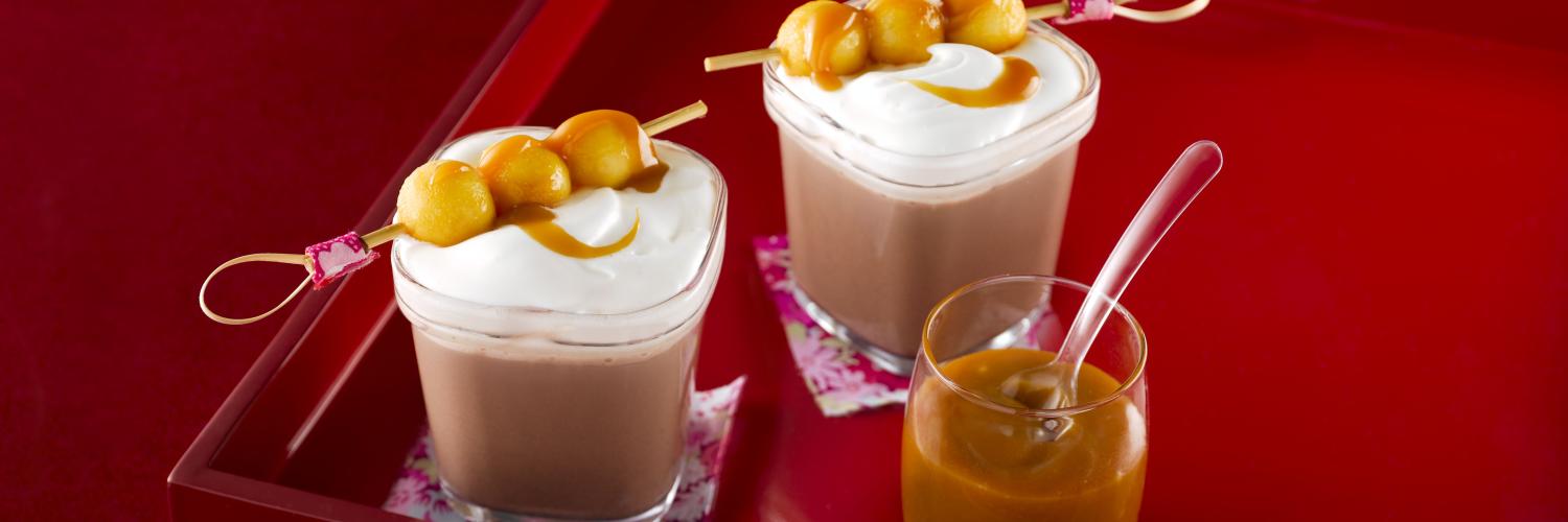 Chocolat chaud, brochettes de pomme, chantilly caramel au beurre salé Chocolat chaud, brochettes de pomme, chantilly caramel au beurre salé