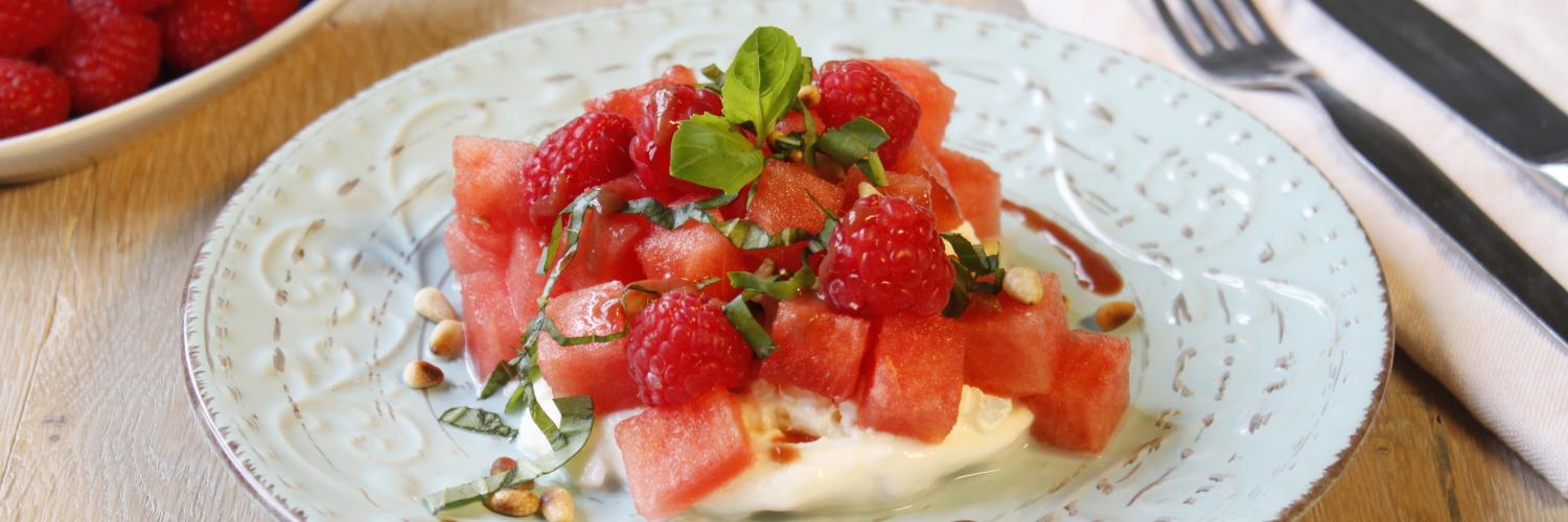 Dés de pastèque, burrata, sauce framboises et basilic Dés de pastèque, burrata, sauce framboises et basilic