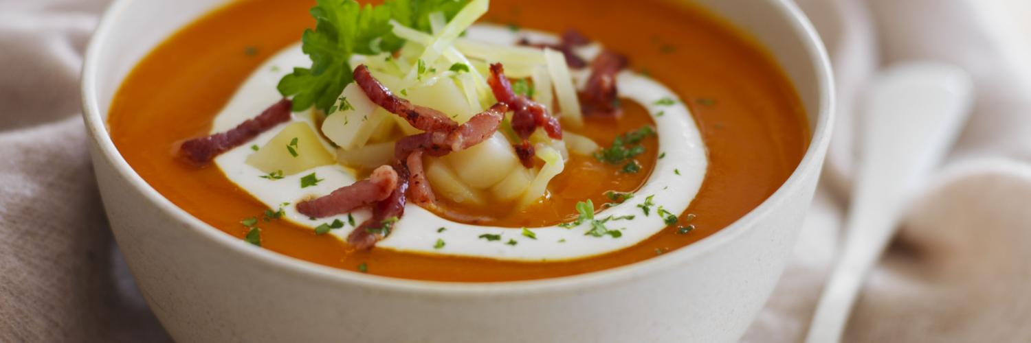 Crème de potiron, potimarron aux petits lardons grillés, nuage de crème Crème de potiron, potimarron aux petits lardons grillés, nuage de crème