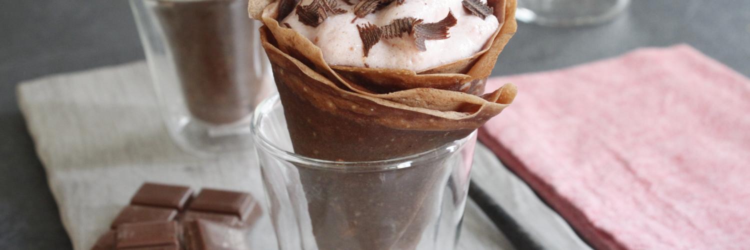 Cornet de crêpes au chocolat, mousse aux fruits rouges et copeaux de chocolat Cornet de crêpes au chocolat, mousse aux fruits rouges et copeaux de chocolat