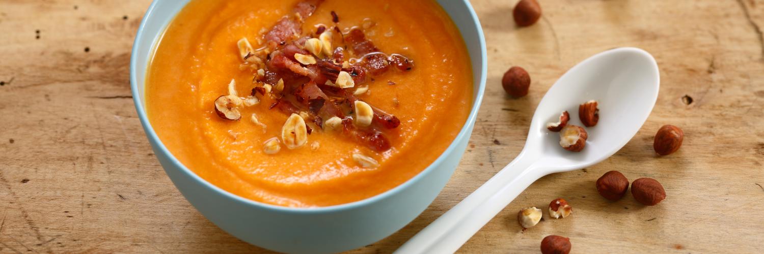 Velouté de potiron, lardons et noisettes grillées Velouté de potiron, lardons et noisettes grillées