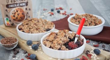 Crumble fruits rouges et graines aux pépites de chocolat