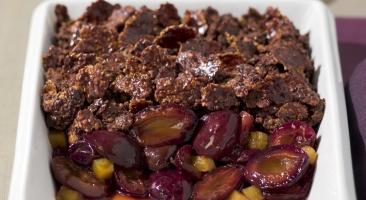 Compotée de fruits et crumble croustillant au chocolat