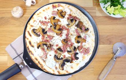 Pizza à la poêle, lardons et champignons