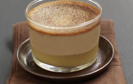 Petits pots de creme au chocolat sur lit de compote