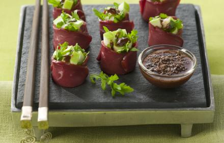 Makis de canard, des de pommes et roquette, vinaigrette au chocolat