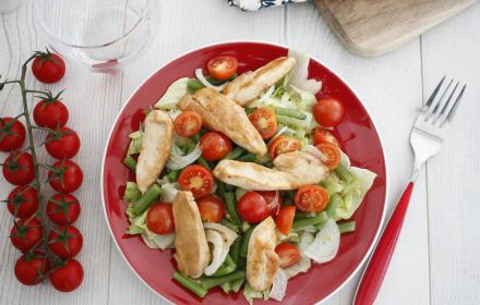 Salade de poulet et légumes croquants