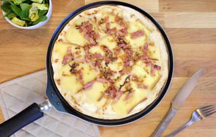 Pizza à la poêle, lardons et raclette