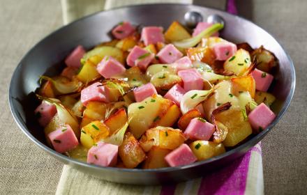 Poêlée de pommes de terre aux dés de jambon, petits oignons