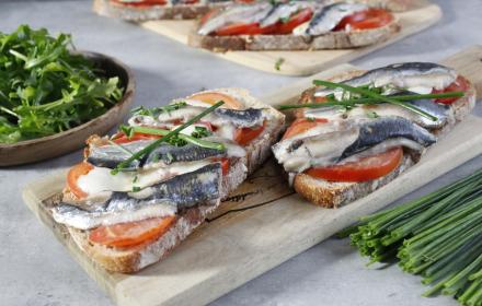 Tartines de sardines grillées tomates et ciboulette