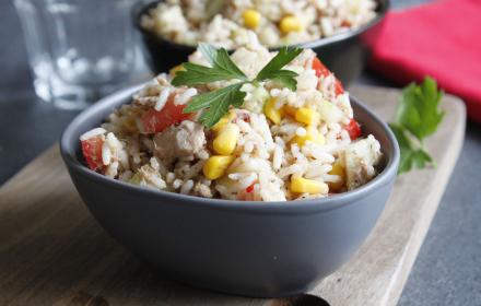 Salade de riz, tomates, maïs olives et dés de jambon