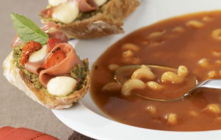 Soupe tomate mozzarella et tartines au pesto