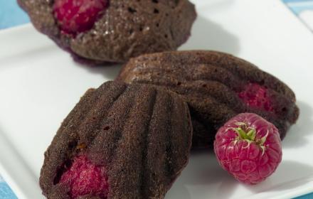 Madeleines au chocolat,  framboises et zestes d'orange