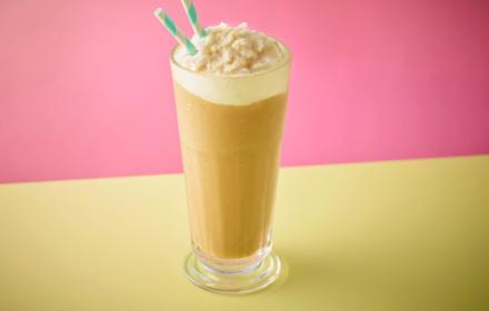 Latte végétal glacé au sirop d'érable