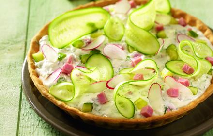 Tarte au fromage blanc, concombre et dés de jambon, façon tzatziki