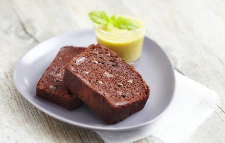Cake chocolat au coulis de pèches menthe et amandes grillées (exclusivité facebook)