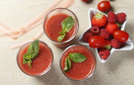 Smoothie fraise framboise tomate basilic