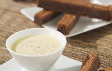Mouillettes de gateau au chocolat, sauce vanille
