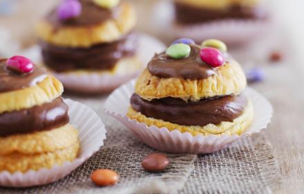 Choux feuilletés, crème au chocolat au lait et Smarties