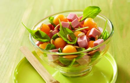 Salade de pousses d’épinards, aux dés de jambon, billes de melon