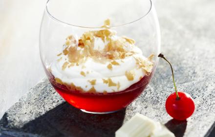 Gelée de griottes, mousse au chocolat blanc croustillante (exclusivité facebook juil 2011)