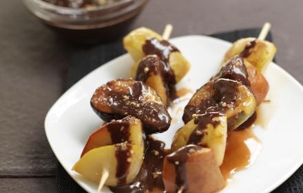 Brochettes d'automne a la cannelle sauce chocolat pralin Brochettes d'automne a la cannelle sauce chocolat pralin