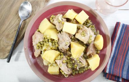 Râgout aux pommes de terre et petits pois en cocotte