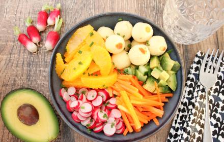 Buddha bowl 3 céréales, poivrons avocat oranges