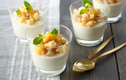 Panna cotta à la cardamome et ananas rôti