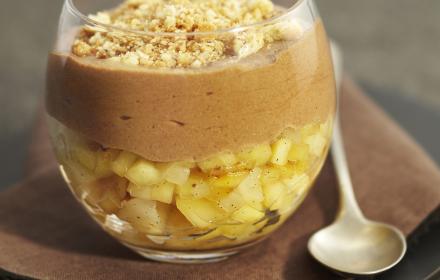 Compotée de fruits et mousse au chocolat croustillante