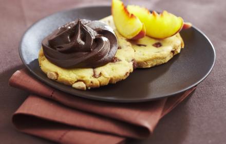 Croquants aux amandes, mousse chocolat caramel et pêches