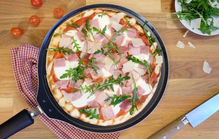 Pizza au jambon, roquette à la poêle
