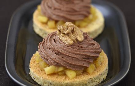 Gâteaux moelleux aux noix, pommes et chantilly au chocolat au lait