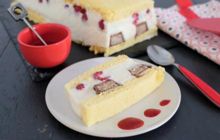 Buche creme chocolat blanc Kitkat framboises