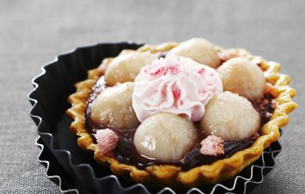 Tartelettes chocolat litchis et chantilly de biscuits roses