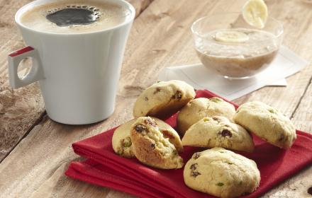 Gros cookies aux amandes, pistaches, raisins et crème de bananes à l'orange