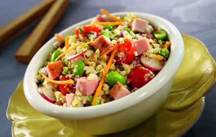 Salade de fèves vertes, quinoa, radis aux dés de jambon