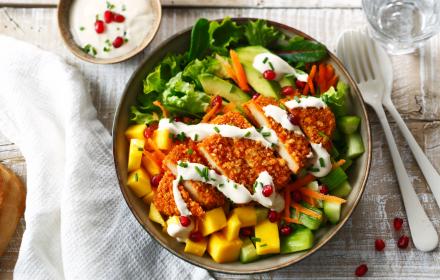 Buddah Bowl, escalope de soja, carotte, salade, mangue, avocat Buddah Bowl, escalope de soja, carotte, salade, mangue, avocat
