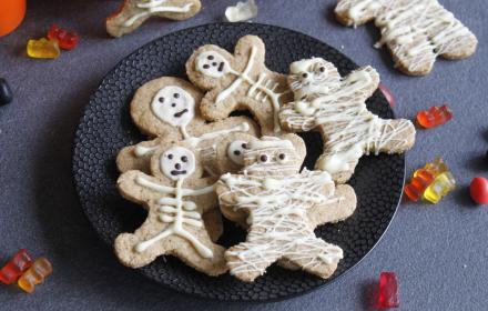 Biscuits squelettes et momies d'halloween au chocolat blanc