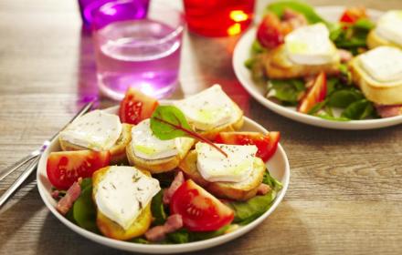 Salade de chèvre chaud aux allumettes