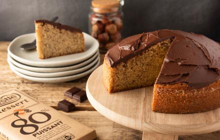 Gâteau moelleux à la noisette et glaçage 80%