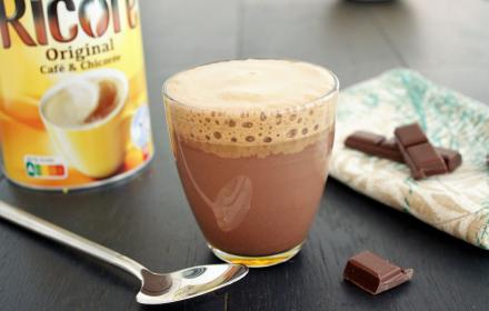 Chocolat chaud à la vanille avec mousse RICORÉ® Original, Café & Chicorée