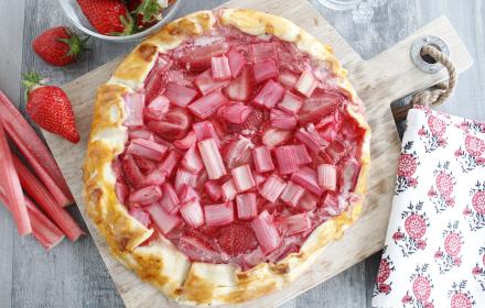 Tarte rustique fraises rhubarbe