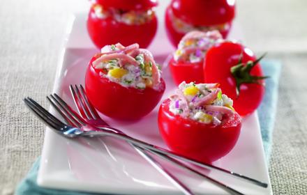 Tomates cocktail farcies au jambon et fines herbes