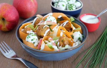 Salade de boulettes de légumes, carottes, chèvre frais