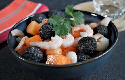 Salade melon crevettes aux billes de chèvre et sésame