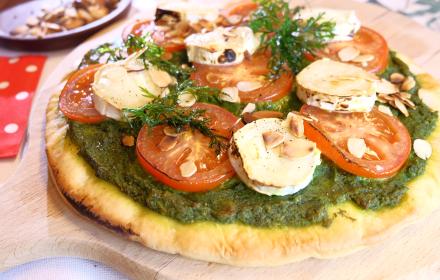 Pizza pesto aux fanes de carottes, tomates et chèvre